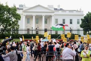 ワシントンのホワイトハウス前で行われた、イラン系米国人らによる抗議デモ=18日(共同)