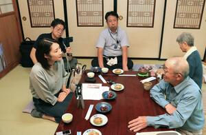 星野秀雄さん(右手前)にインタビューをする「ふるさと未来創造堂」のメンバー=長岡市