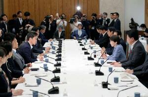 　首相官邸で開かれた政府与党連絡会議。右から２人目は高市首相＝１８日午後