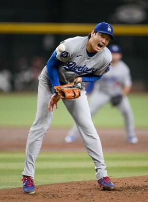 ダイヤモンドバックス戦の3回、トーマスの打球を受けるドジャース・大谷。投手強襲安打となる=フェニックス(共同)