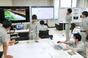 豪雨災害に備え、迅速に対応する手順を確認した訓練=長岡市幸町2