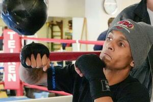 練習を公開したレネ・サンティアゴ=11日、東京都内