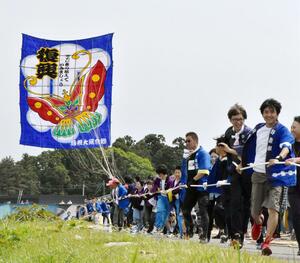 白根大凧合戦で、能登半島地震の被災地の復興を祈って揚げられた大凧=6月6日、新潟市南区の中ノ口川堤防