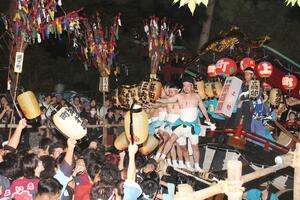 都野神社の坂を上がる登り屋台。威勢のよい掛け声が響いた=長岡市与板町与板