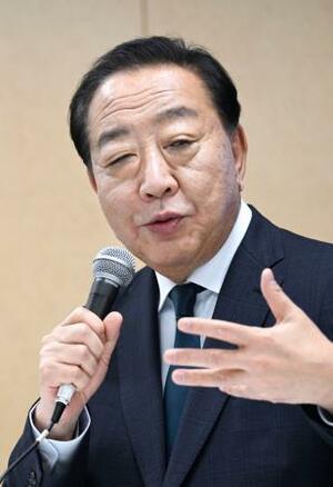 報道各社のインタビューに答える中道改革連合の野田共同代表=25日午後、東京・永田町