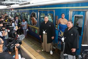 大の里らが出席したラッピング車両のお披露目セレモニー。スピード昇進に対応し写真も横綱に変える準備を進めている=2024年9月、糸魚川駅