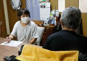 利用者の自宅を定期訪問するケアマネジャーの東陽子さん=10月、奈良県黒滝村