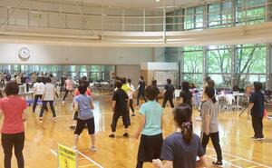 県健康づくり・スポーツ医科学センターで行われたフィットネス教室。検討委がセンターの役割見直しなどを提言した=新潟市中央区