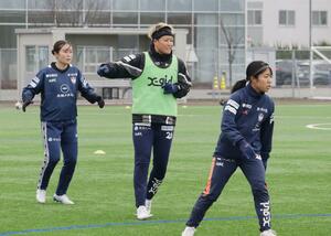 大宮戦にむけて調整するFW道上彩花=聖籠町