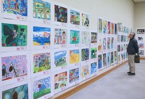 子どもたちの力作が並ぶ県ジュニア展の長岡展=11日、長岡市学校町1