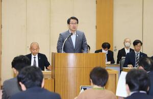 新潟市の市議会全員協議会で9億円の債権放棄について説明する中原八一市長=30日