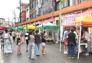 南本町商店街で6年ぶりに復活した「へそ市」=魚沼市小出島