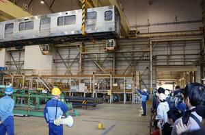 多くの人たちが工場見学を楽しんだ鉄道フェスタ=10月12日、新潟市秋葉区南町