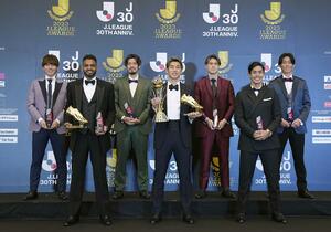 ベストイレブンに選ばれた神戸の大迫勇也(左から4人目)、酒井高德(同5人目)ら=5日、横浜アリーナ