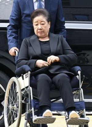 9月、韓国のソウル中央地裁へ車いすに乗って出頭する旧統一教会総裁の韓鶴子被告(共同)