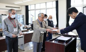 太刀川弘栄署長から委嘱状を受け取る特殊詐欺被害防止推進員=十日町署