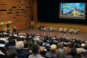 大阪維新の会の大阪市議団が開いた「大阪都構想」に関する市民との対話集会=5日午後、大阪市城東区