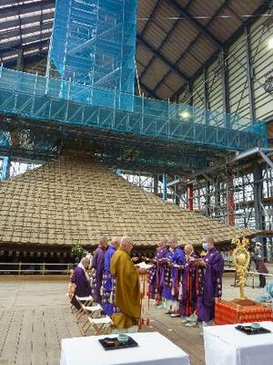 大修理が進む興福寺の五重塔で、「相輪」の解体に伴い営まれた法要=22日午後、奈良市