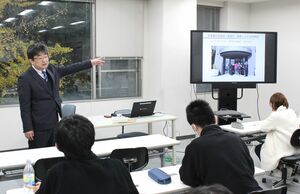 日本銀行新潟支店の平形尚久支店長が講師を務めた長岡大学の講義=長岡市御山町