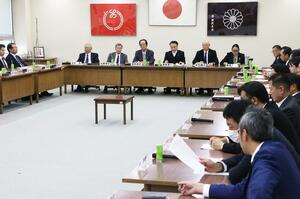 自民党県議団の党議=25日、県議会