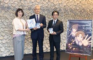 著書の「君と花火と約束と」を贈った真戸香さん（左）＝１１日、アオーレ長岡