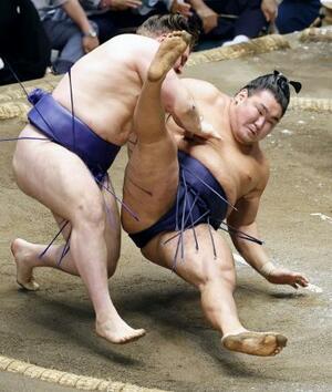 安青錦(左)が切り返しで豊昇龍を破る=両国国技館