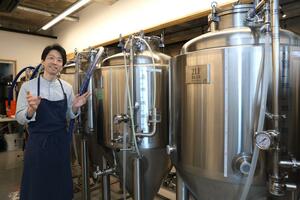 クラフトビールへの思いを語る井上拓哉さん。醸造スペースの見学も受け付けている=新潟市中央区天神1