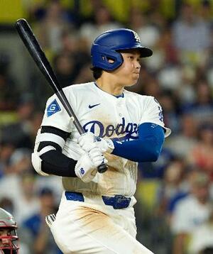レッズ戦の6回、右前適時打を放つドジャース・大谷=ロサンゼルス(共同)