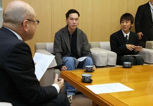 弥彦村への提言を本間芳之村長に説明する(右から)渡邊昊大さん、阿部慈導さん=同村矢作
