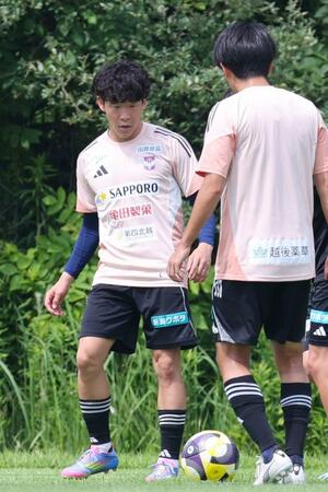京都戦に向け、調整するFW矢村健=聖籠町