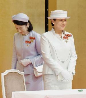 第50回フローレンス・ナイチンゲール記章の授与式に出席された皇后さまと秋篠宮妃紀子さま=31日午後、東京都港区