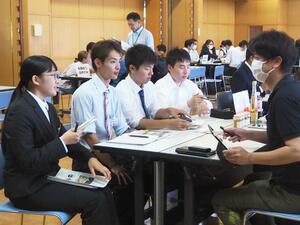 農業法人への就職を希望する学生らを対象にしたマッチングフェア=6月8日、新潟県新潟市西蒲区の新潟県農業大学校