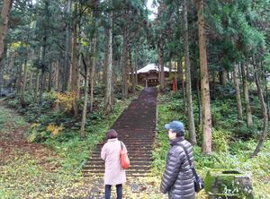 ロケハンで胎内市を訪れた今関あきよし監督(右)=胎内市下赤谷(池田真一さん提供)