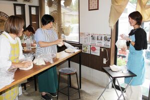 心豆庵で開いている「おからみそ」造りのワークショップ=長岡市与板町与板