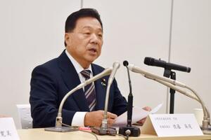 記者会見する公明党の佐藤英道幹事長代理=28日午後、札幌市内