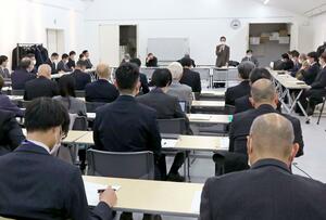 済生会新潟県央基幹病院の開院後の状況などについて説明された県央地域医療構想調整会議=3月18日、三条市