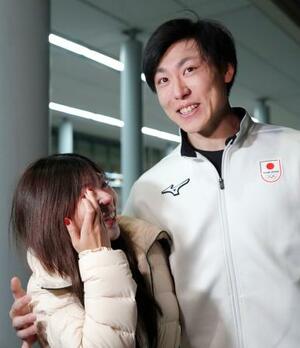 　スピードスケート男子５００メートルのレース後、観戦に訪れた妻の吉田夕梨花（左）と言葉を交わす新濱立也＝１４日、イタリア・ミラノ（共同）