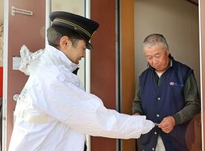 高齢者の交通事故防止に向け、南魚沼署が行っている広報活動＝南魚沼市余川