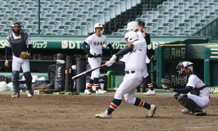 打撃練習に汗を流す日本文理の選手たち＝甲子園