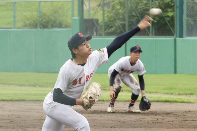村上桜ケ丘－新潟西　新潟西の先発阪口聖（左）と主将で一塁手の中山陽希。２人は幼なじみだ＝新発田市五十公野