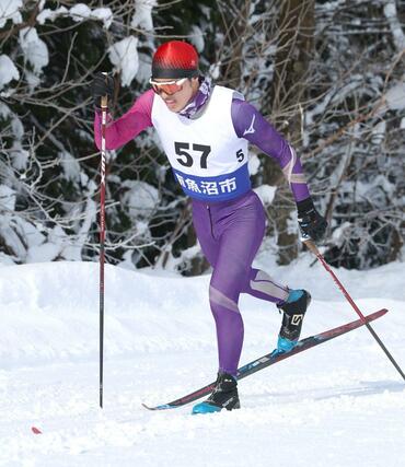 男子少年１０キロクラシカル　優勝した岡田龍介（新井高）が８キロ付近の坂を上る＝南魚沼市
