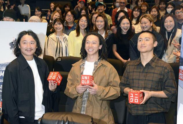 トークイベントに出席したスノーボード男子の平野歩夢（手前中央）。手前左は兄の平野英樹、手前右は弟の平野海祝＝１５日、東京都千代田区