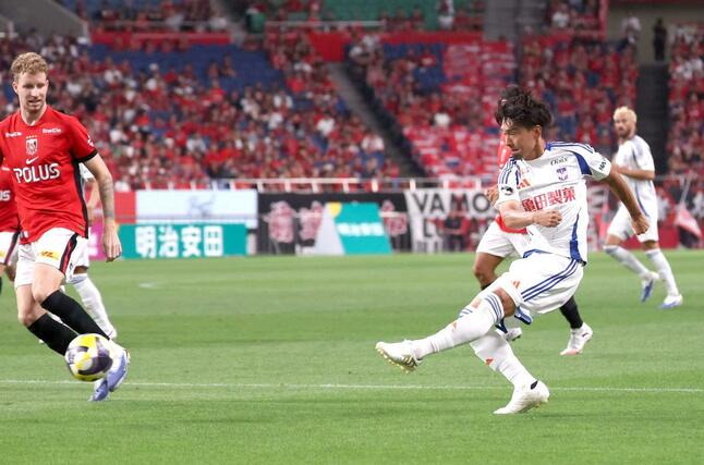 浦和－新潟　前半、白井永地がシュートを放つ＝埼スタ