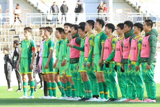 試合終了後、快勝し笑顔でスタンドにあいさつする帝京長岡の選手=29日