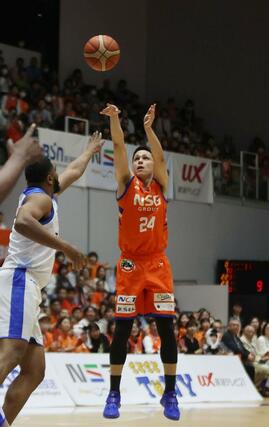 新潟-東京Z 第1クオーター、シュートする田中成也=アオーレ長岡