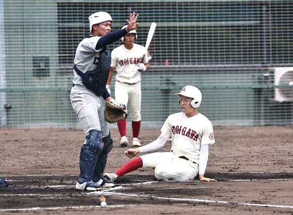 中越－糸魚川　１回、生還した糸魚川の石塚光（右）。捕手樋口＝柏崎市佐藤池