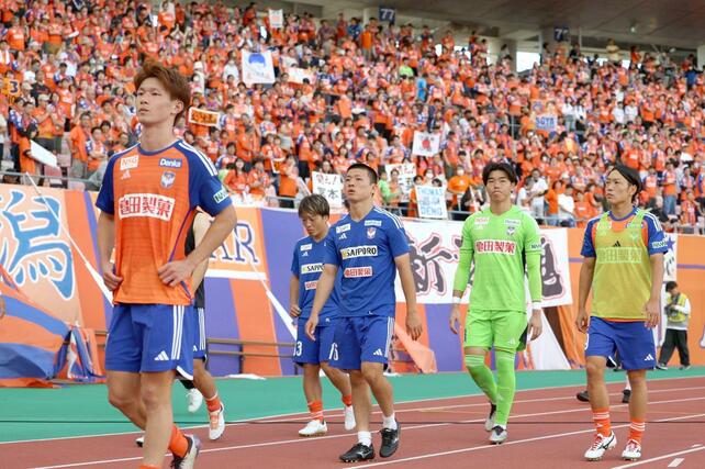 新潟－鹿島　大敗した新潟。リーグ戦４連敗となった＝デンカビッグスワン