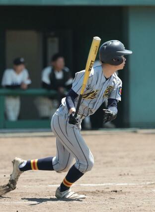 佐渡－新潟工　１回佐渡無死満塁、中川大翔が適時打を放ち４－４＝みどりと森の運動公園野球場