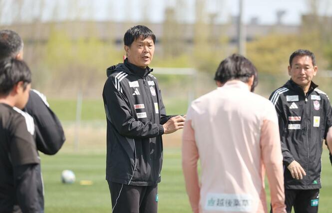 
Ｊ２新潟　百年構想第１１節前日　選手に語りかける船越優蔵監督＝２０２６年４月１７日　聖籠町の専用練習場
