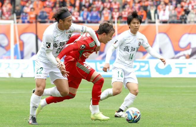 前半、突破を図るＭＦマテウス・モラエス＝７日、デンカビッグスワンスタジアム